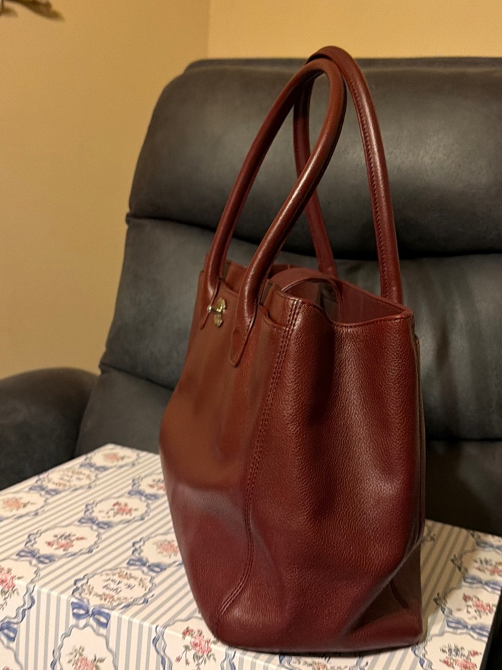 CHANEL Executive Cerf Leather Tote with CC Emblem - Picture 3 of 17